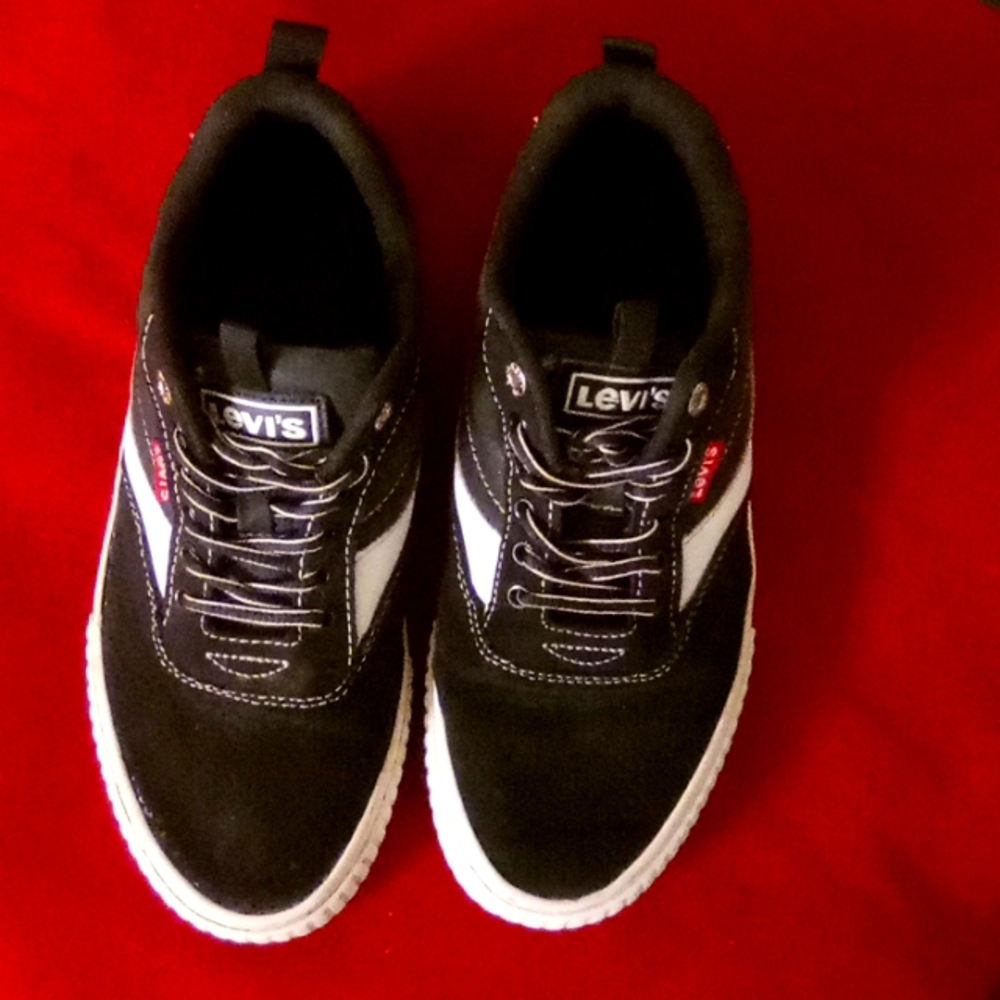 Brand is Levi's. Size is boy's 5 in US. Color is black.